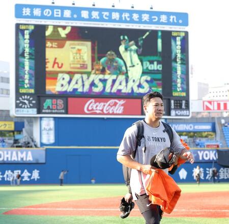 　練習を終えてベンチへ戻る田中将（撮影・西岡正）