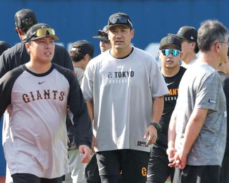 　試合前練習に臨む田中将（中央）＝撮影・西岡正