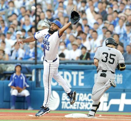 　１回、泉口の一ゴロで京田からの送球に飛びつくジャクソン（左）