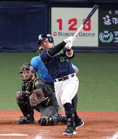 　１２回、勝ち越しの２点適時打を放つ代打・増田（撮影・立川洋一郎）