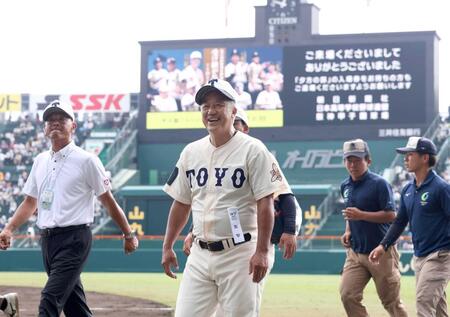 　試合に勝利し笑顔を見せる岡田監督（中央）