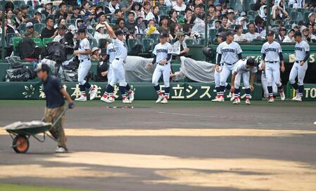 　ベンチを出て、アップを開始する横浜ナイン