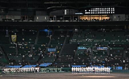 　試合が終了し、整列する綾羽と高知中央のナイン