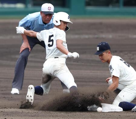 　６回、二盗を決める弘前学院聖愛・沢田蓮（撮影・中田匡峻）