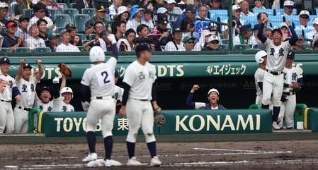 　４回、成田翔音（２）の勝ち越し適時打で盛り上がる弘前学院聖愛ナイン（撮影・中田匡峻）