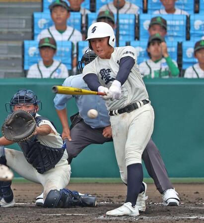 　４回、左前に勝ち越し適時打を放つ弘前学院聖愛・成田翔音（撮影・中田匡峻）