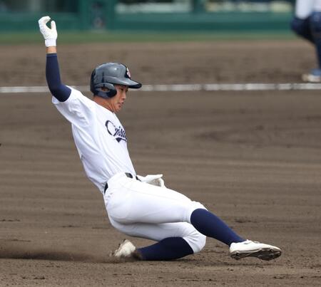 　１回、先制適時二塁打を放ち、二塁へ滑り込む聖隷クリストファー・渡部哉斗（撮影・中田匡峻）