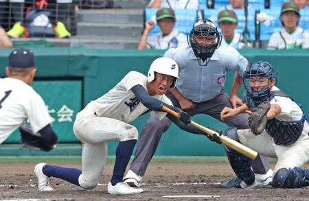 　１０回、犠打を失敗する弘前学院聖愛・菅野裕真（撮影・中田匡峻）