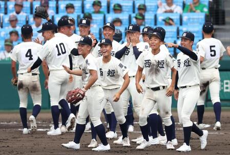 　弘前学院聖愛との接戦を制し、喜ぶ西日本短大付ナイン（撮影・中田匡峻）