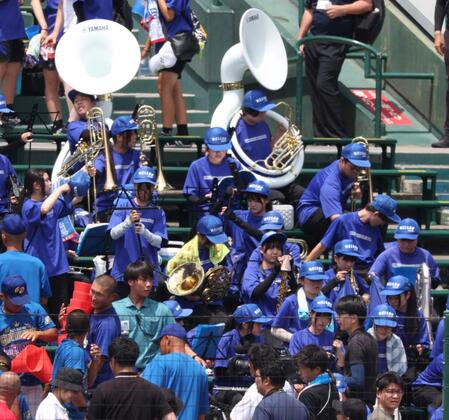 明秀学園日立の応援団の一部が甲子園に遅れて到着 六回表に姿を見せると場内に拍手 六回途中からブラスバントの演奏始まる