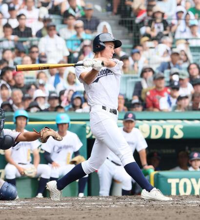 　８回、適時打を放つ聖隷クリストファー・江成大和（撮影・石井剣太郎）