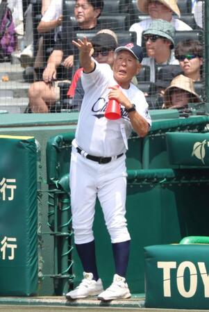 　６回、ベンチから指示を出す聖隷クリストファー・上村敏正監督（撮影・中田匡峻）