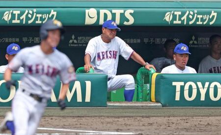 　５回、レフトへ二塁打を放った南仁一郎（左）の打球を見つめる明秀学園日立・金沢成奉監督（中央）＝撮影・中田匡峻