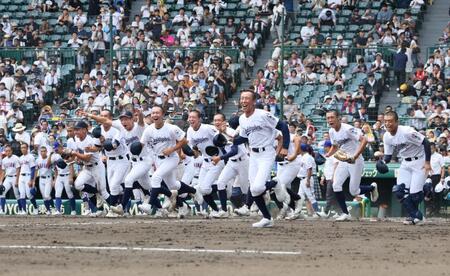 　試合に勝利し駆け出す聖隷クリストファーナイン（撮影・石井剣太郎）