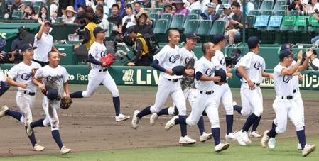 　明秀学園日立に勝利し、アルプスに向かって駆け出す高部陸（赤いグローブ）ら聖隷クリストファーナイン（撮影・中田匡峻）