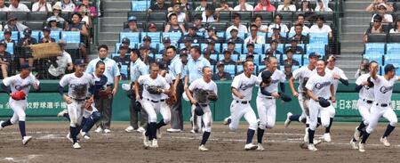 　明秀学園日立に勝利し、アルプスに向かって駆け出す聖隷クリストファーナイン（撮影・中田匡峻）