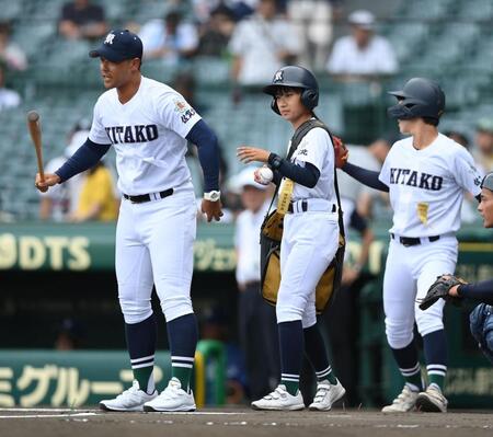 【写真】試合前、ボールパーソンを務めた家永そらさんが遠慮がちに選手の横を通り抜ける