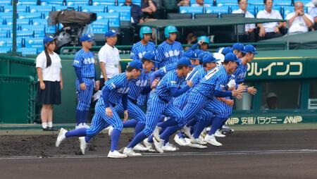 　試合に向かう青藍泰斗ナイン（撮影・石湯恒介）