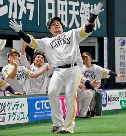 ソフトバンク・小久保監督「勝ててホッと」日本ハムとの首位攻防初戦制し今季最大２ゲーム差に　１０日はモイネロが先発「３本柱をぶつけるので勝ちきりたい」