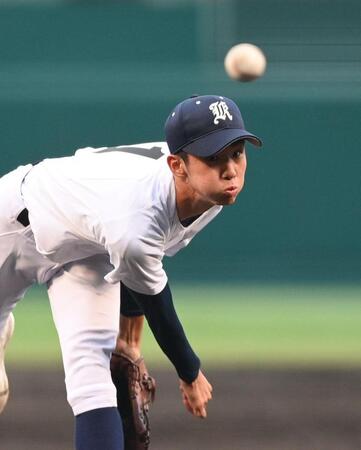 　力投する先発の佐賀北・稲富理人（撮影・西田忠信）