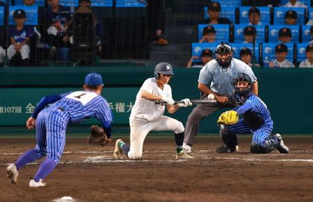 　１０回、サヨナラのスクイズを決める佐賀北・山下（撮影・石湯恒介）