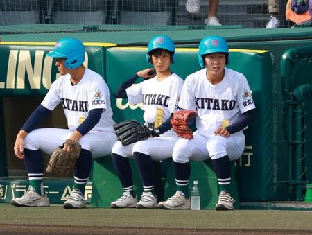 【写真】夏の甲子園　大会史上初、女子でボールパーソン務めた佐賀北・家永さん「一生の思い出」ベンチ横では「叫んじゃいけないから我慢しつつ」