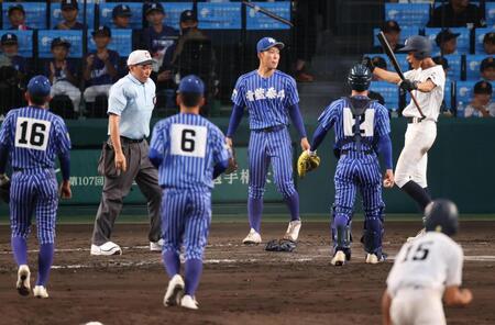 　タイブレークの１０回、佐賀北・山下にサヨナラスクイズを許した青藍泰斗・永井（中央）