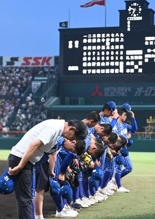 　タイブレークで佐賀北に敗れ、スタンドにあいさつする青藍泰斗ナイン