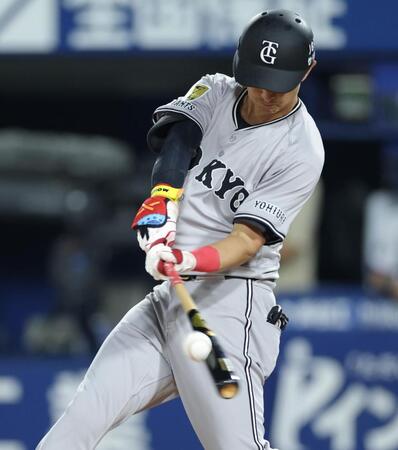 　５回、左越えに二塁打を放つ乙坂（撮影・西岡正）