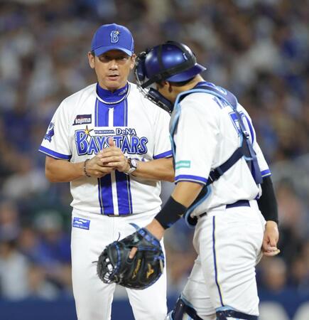 　６回、マウンドで山本（右）と話す三浦監督（撮影・西岡正）