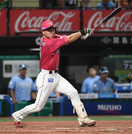 　８回、村林は右前適時打を放つ（撮影・佐藤厚）