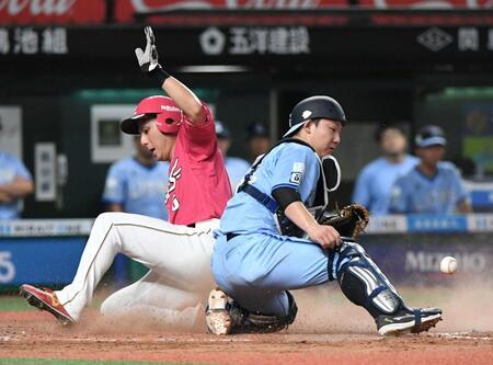 　８回、ゴンザレスの左前適時打で二走・村林（左）が生還（撮影・佐藤厚）