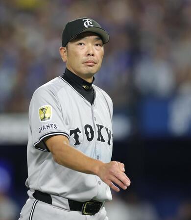 　７回、投手交代を終え、ベンチへ引き上げる阿部監督（撮影・西岡正）