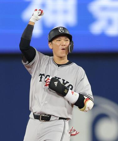 　６回、左勝ち越し二塁打を放ち、ベンチへ向かって手を上げる坂本（撮影・西岡正）