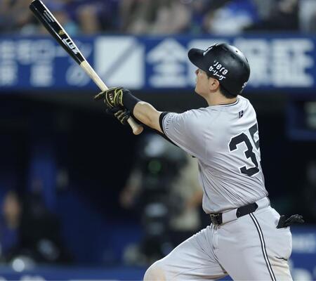 　６回、右越えソロを放つ泉口（撮影・西岡正）