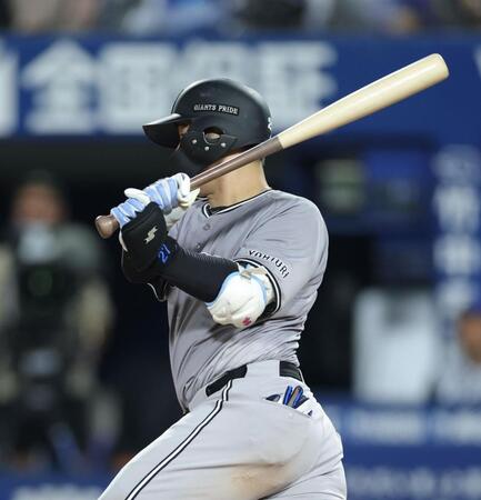 　４回、中前適時打を放つ岸田（撮影・西岡正）