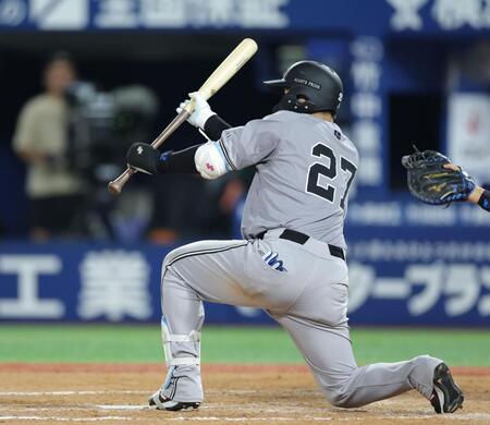 　８回、犠打を成功させる岸田（撮影・西岡正）