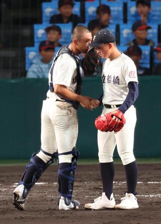 　５回、明豊・井上に適時三塁打を許し市船橋・花嶋（左）と話す島田