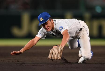 　７回、市船橋・吉崎大惺の打球に飛びつく明豊・川口琥太郎（撮影・西田忠信）