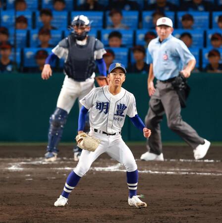 　６回、ピンチをしのいだ明豊・寺本（撮影・石湯恒介）