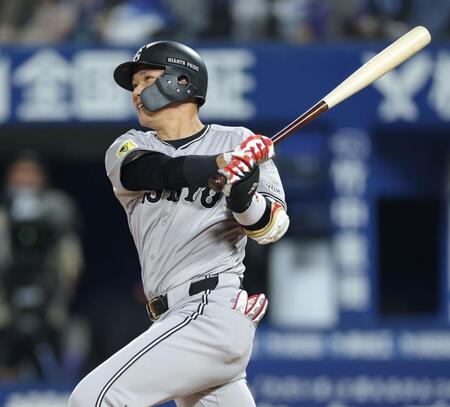 　６回、左越えに勝ち越し二塁打を放つ坂本（撮影・西岡正）