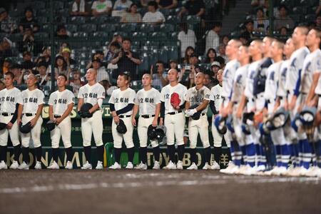 　明豊に敗れ、整列する市船橋ナイン（撮影・西田忠信）