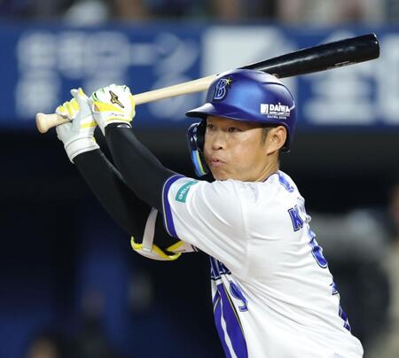 　３回、左前打を放つ京田（撮影・西岡正）