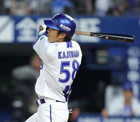 　３回、中越えに先制三塁打を放つ梶原（撮影・西岡正）