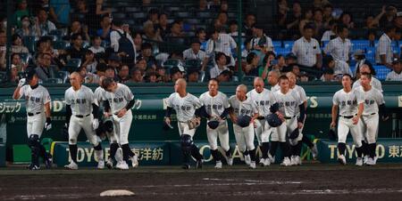 　アルプスへ挨拶に向かう市船橋ナイン（撮影・石湯恒介）
