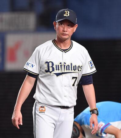 　７回、投手交代を告げた岸田監督（撮影・開出牧）