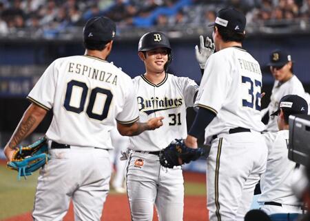 　６回、勝ち越しの左越えソロを放ち先発のエスピノーザ（左）らナインとタッチを交わす太田（中央）＝撮影・開出牧