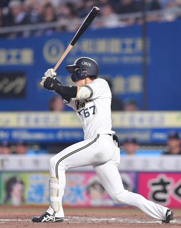 　４回、中越え二塁打を放つ中川（撮影・開出牧）