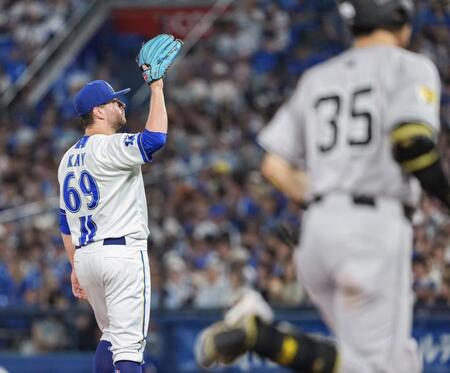 　６回、泉口（手前）に本塁打を浴びたケイ