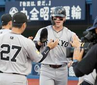 　１回、リチャードの適時打で生還し、ナインとタッチを交わすキャベッジ（撮影・西岡正）